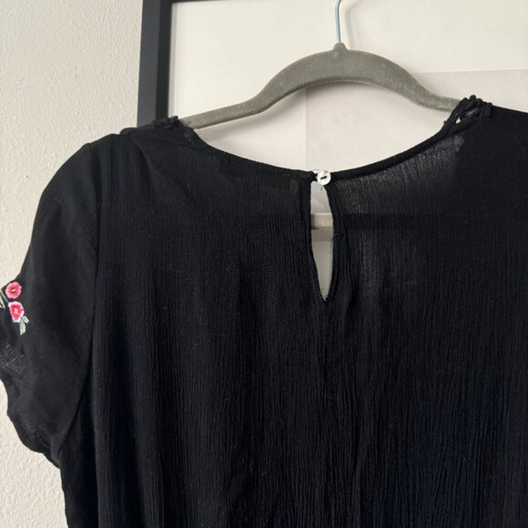 Kendall & Kylie | EUC Black Floral Embroidered Short Sleeve V-Neck Romper Small - Picture 7 of 10